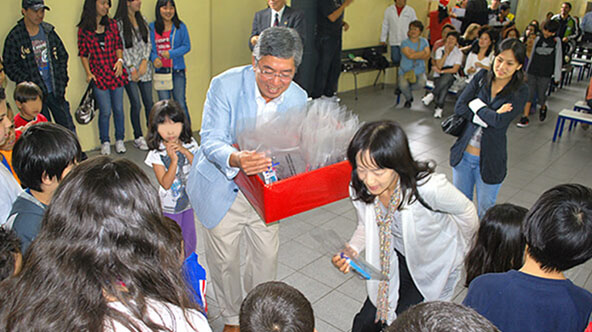 Mitsubishi Brasil President Fujii and his wife attend Kaeru Project Christmas party -  2011